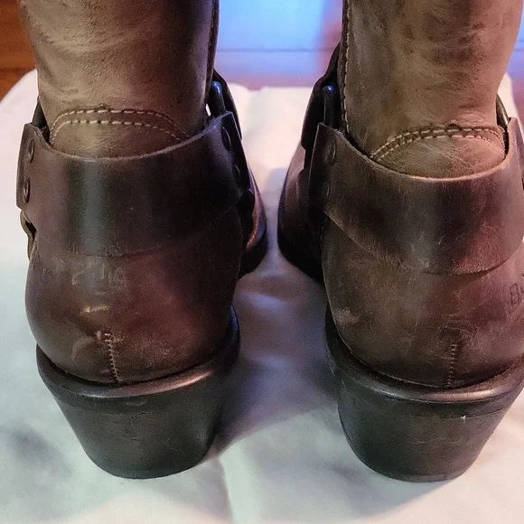 Women's Brown Leather Boots. BCBGirls. SZ 81/2 - Picture 7 of 8